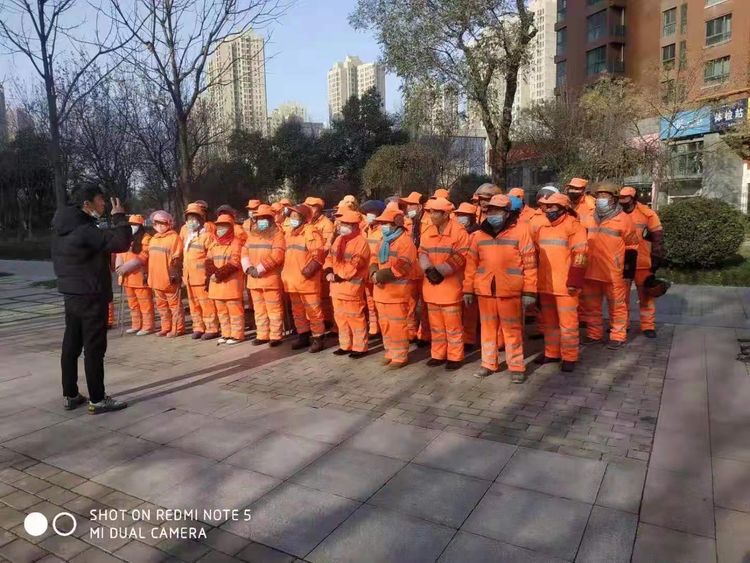 为环卫人员系紧“安全带”—经发保洁组织开展安全培训活动