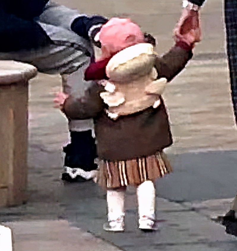 撒贝宁一家四口露面，龙凤胎首曝光，女儿穿千