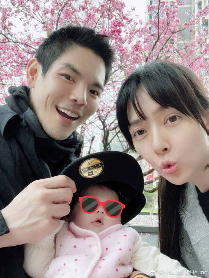 向佐想郭碧婷和女儿，发文期待她们来：太想念小可爱了