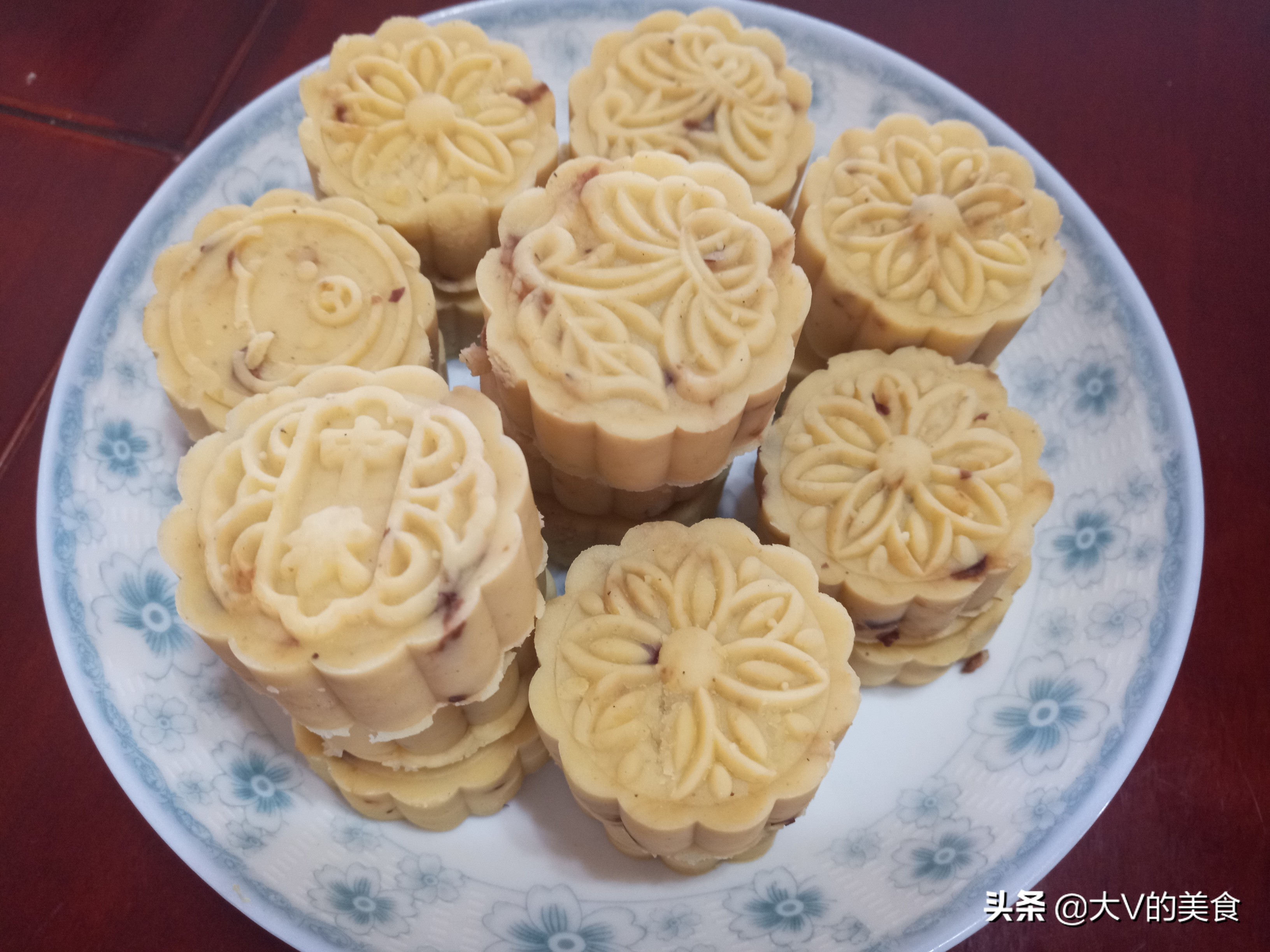 Homemade mung bean cakes are made without additives. They have a delicate and soft texture, delicious and healthy, and simple.