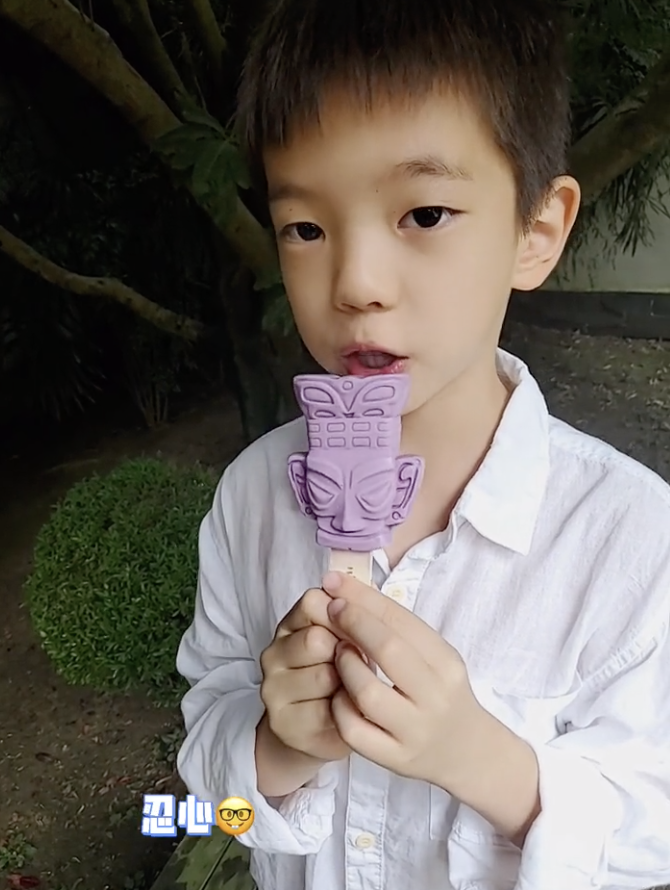 霍思燕晒儿子吃雪糕，嗯哼近期瘦出瓜子脸，网友直呼越来越像杜江