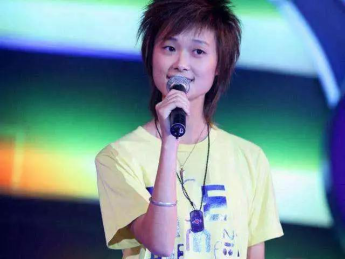 李宇春为什么叫“春哥”，看完照片就明白了：