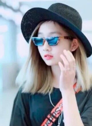 多多長大了！ 與孫莉戴墨鏡合照難辨別，捨棄成熟風改穿白衣顯清純