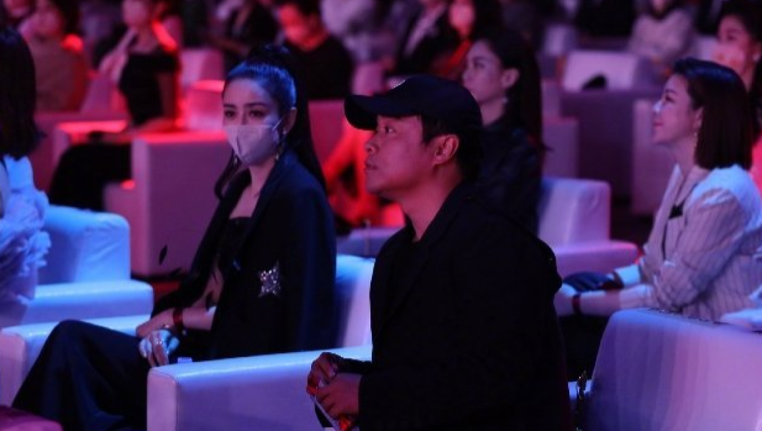 微博之夜尴尬瞬间：杨幂不满安排直接垮脸，丁