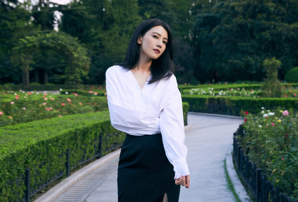 高圆圆“生图”真高级，卷发配白色连衣裙优雅减龄，不像40岁