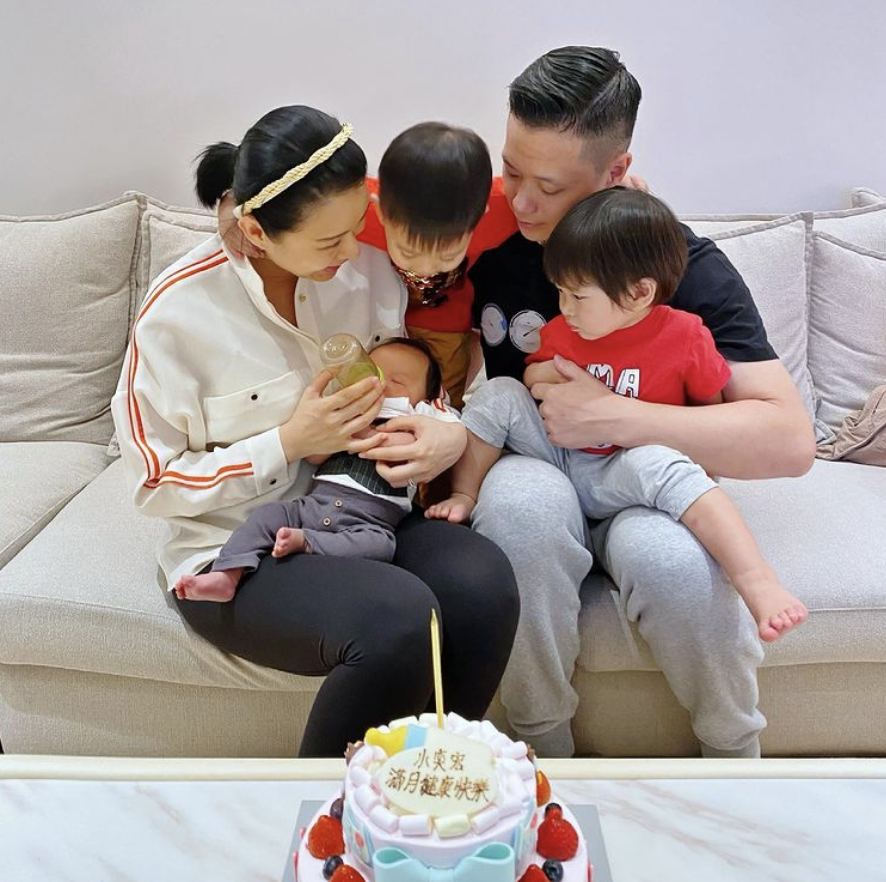 胡杏儿两个儿子视频聊天，同款笑容超治愈，五官相似像在照镜子