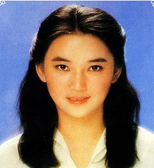 昨天，孙俪的姨爷在美国刑满释放，胡慧中卖楼
