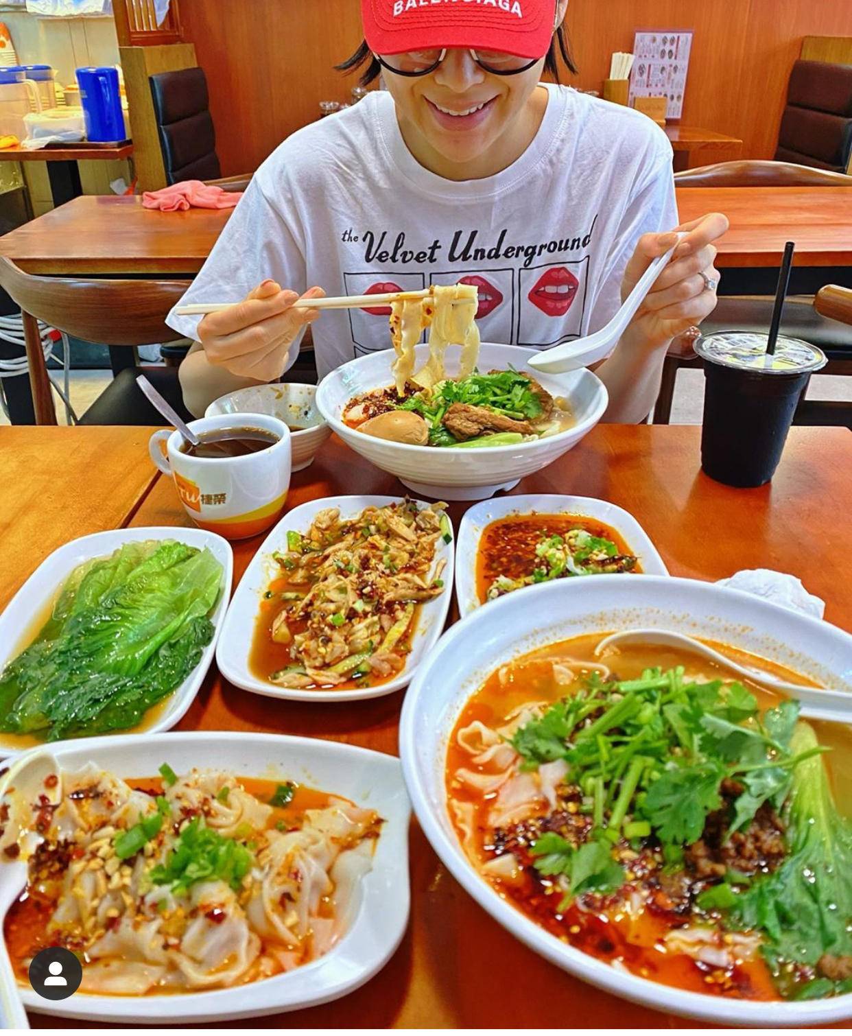 胡杏儿儿子手指受伤喊爸爸叫救护车太萌！趴在爸爸身上眼大睫毛长