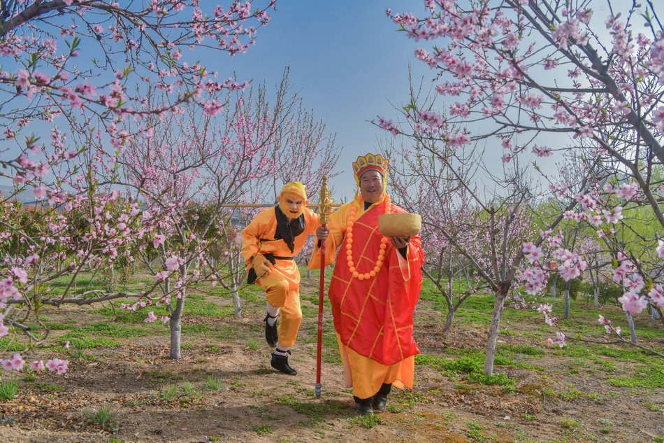 翠湖：桃花灼灼春色美，扇鼓咚咚夕阳红