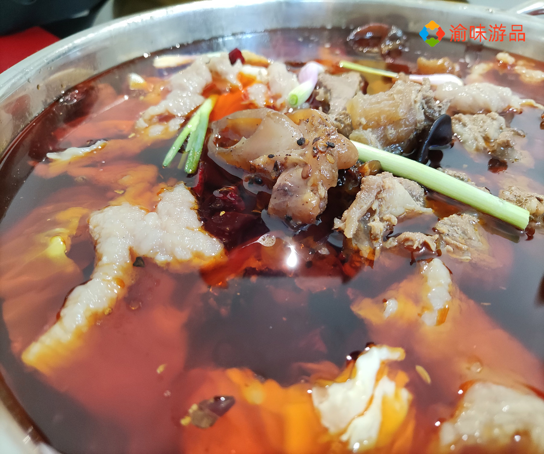 藏在重庆双碑老社区的牛肉火锅，水晶牛肉一绝，食客趋之若鹜