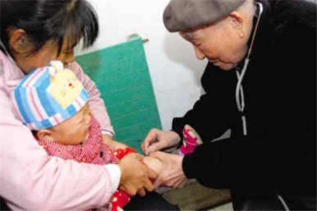 103岁日本逃兵，在中国行医70年，临终前说：我只