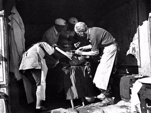 历史一瞬间：毛泽东被一面之缘的白求恩深深感动