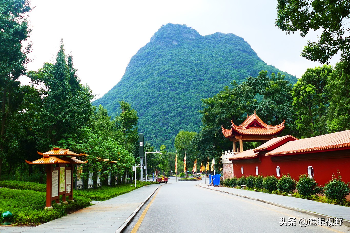 There is a mausoleum of Emperor Shun dedicated to the ancestor of China ...