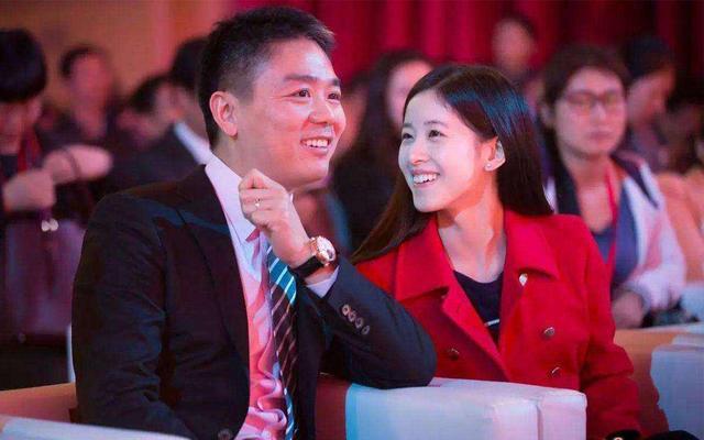 刘强东年轻时的照片，看后让人心酸，网友坦言：这才是白手起家