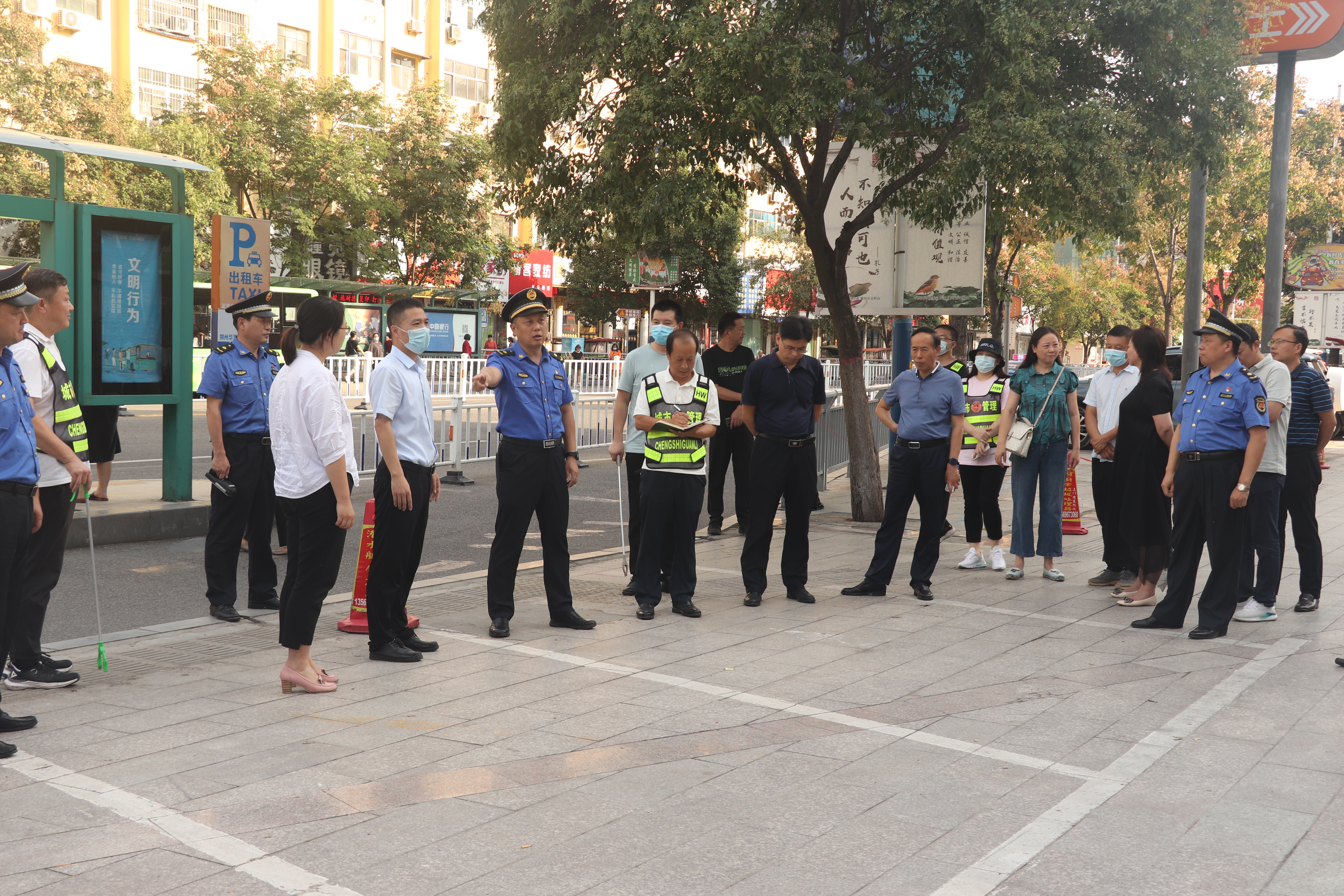 漯河城管“路长”观摩取经 局长现场“教学”整治提升