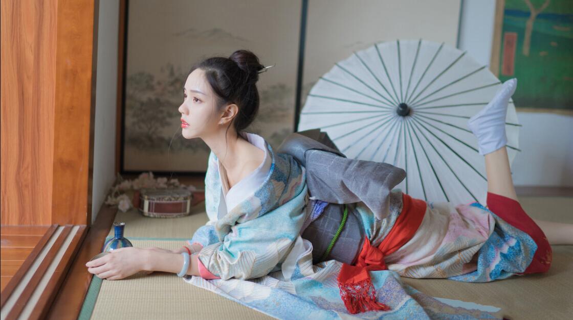 Why is there a "small pillow" tied to the back of Japanese kimonos?I