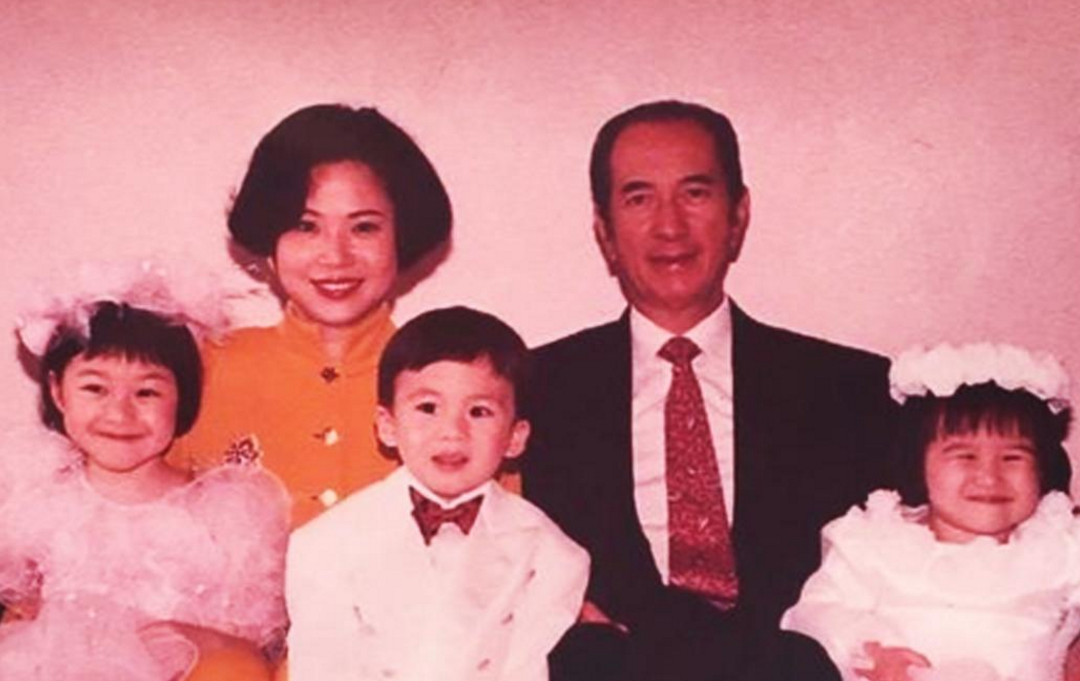 何超瓊帶三房龍鳳胎亮相，一襲粉裙站C位，弟弟妹妹站一旁好乖巧