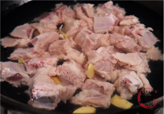 No matter how you eat the ribs, remember not to blanch the water ...