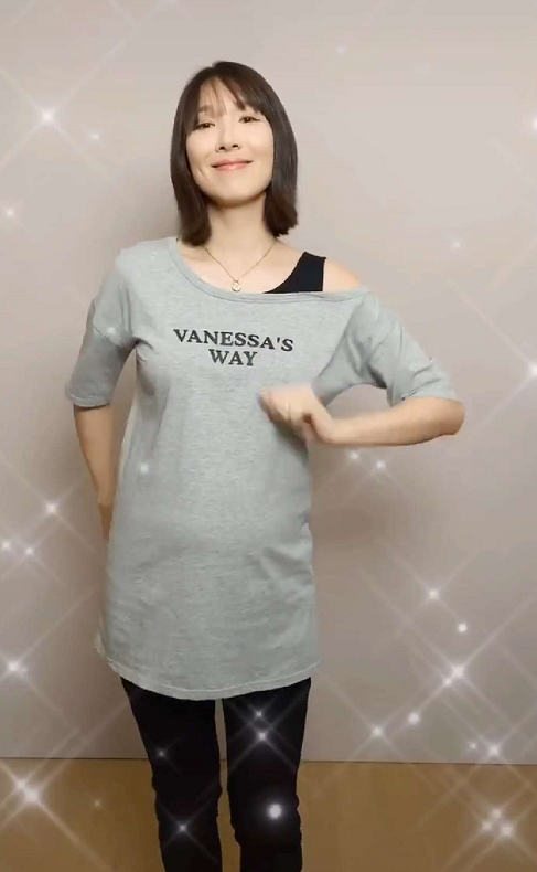 李亚男挺孕肚热舞，全程扭腰摆臀甩头动作超大，网友：小心宝宝