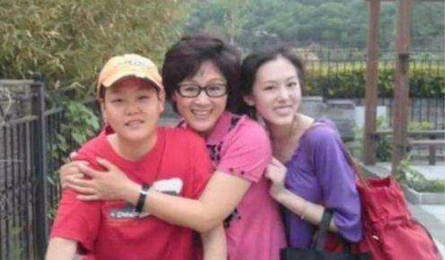 58岁老戏骨，27岁儿子智力只有4岁，让女儿“还债