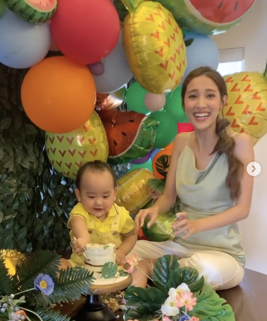 郑嘉颖次子满一周岁，陈凯琳晒照为其庆生，弟弟和哥哥像双胞胎