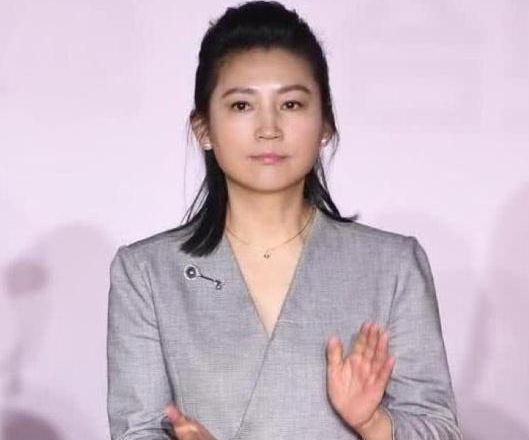 她30岁成优秀央视主持人，今51岁近照曝光，网友