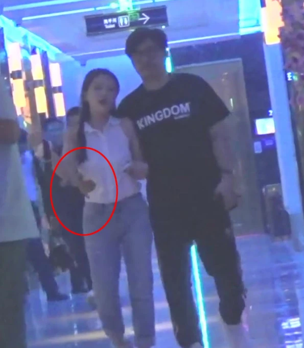 王岳伦晒一家三口幸福合照表白妻女，李湘“爱心”回应大度原谅