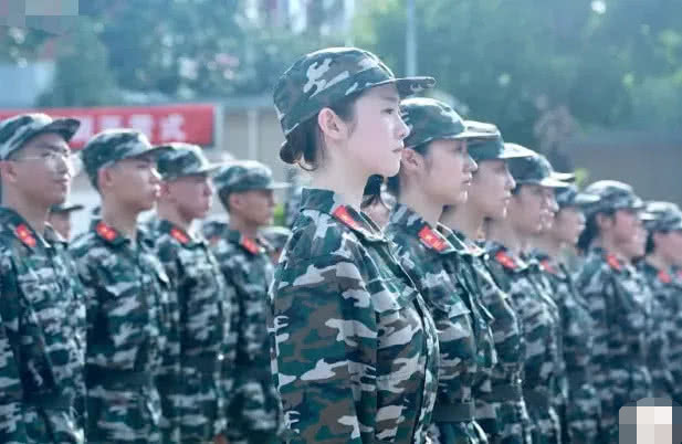 张艺凡称大学时收情书收到手软，看到她的军训照，网友：心动了