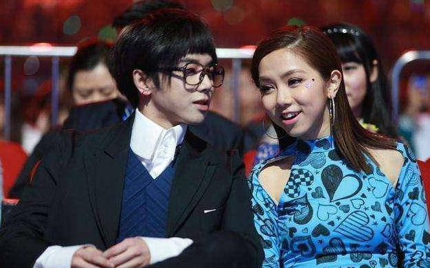 碧晨|华晨宇张碧晨抱女儿合影曝光！小公主取名华迎晨 一家三口同框甜蜜气息溢于言表