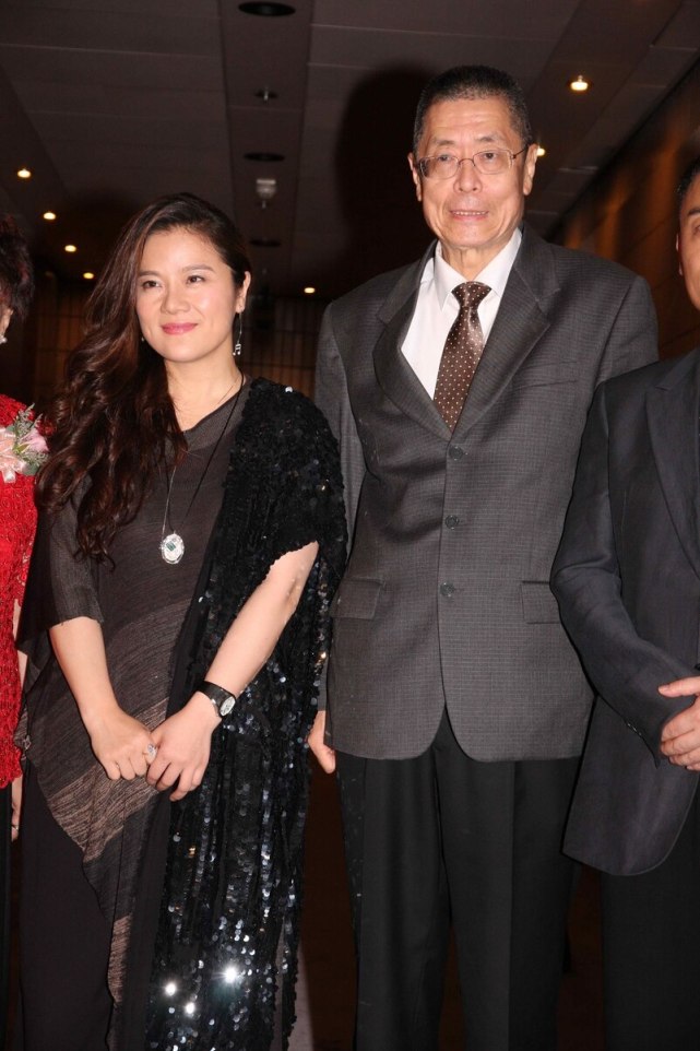 81岁刘诗昆携嫩妻及四个月大女儿回国，坐劳斯莱