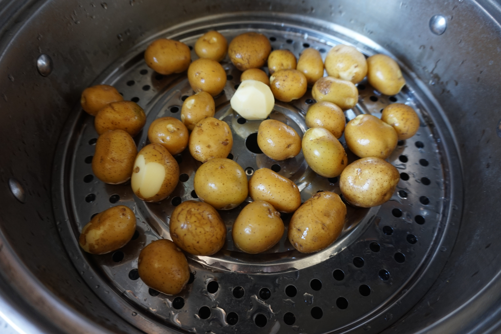 家常蒜香小土豆，香味浓郁，焦黄脆嫩，能当主食又能当菜