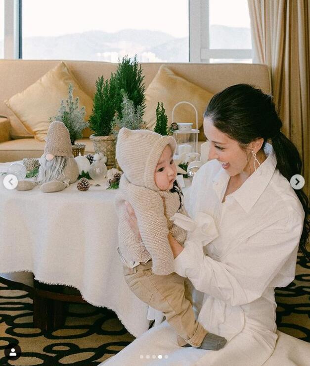 郑嘉颖一家四口拍全家福过节，四个月弟弟眼睛比哥哥还大颜值超高