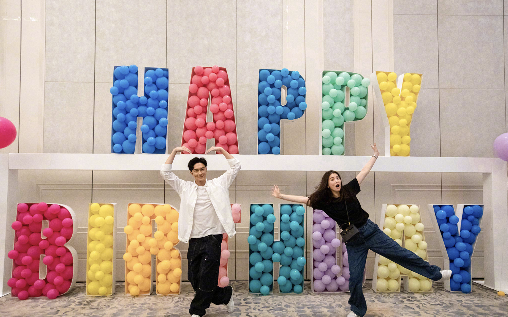 张智霖为袁咏仪庆生，甜喊“美女”祝其美貌如花，自己赚钱养家