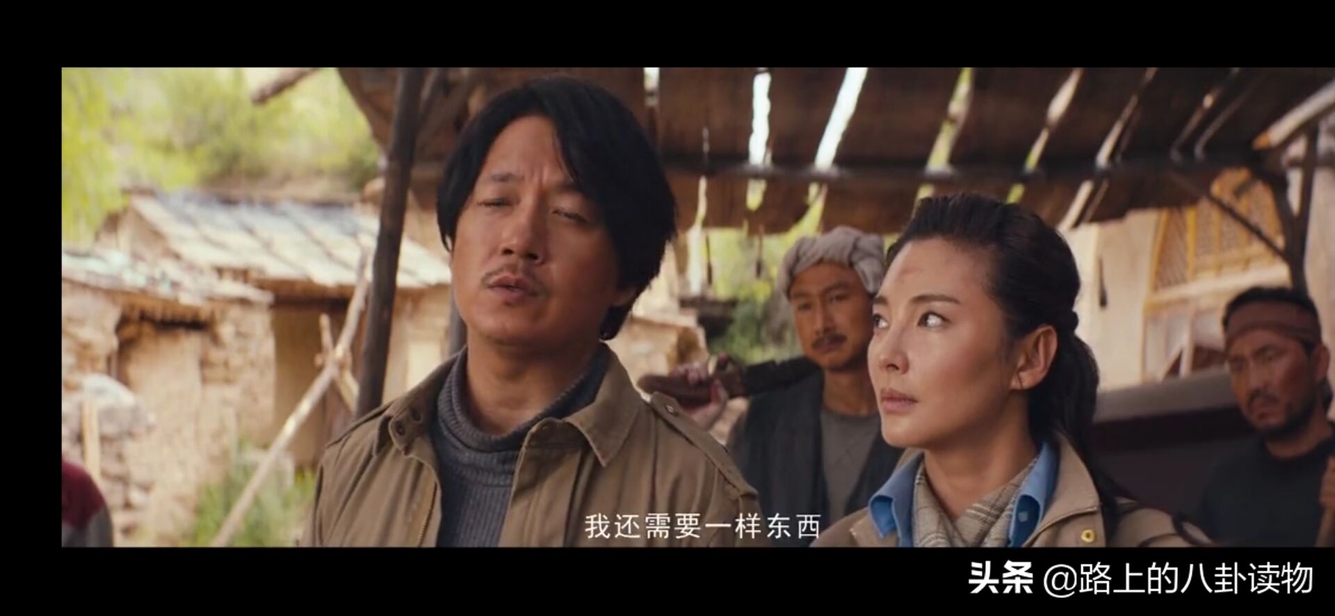 《龙岭迷窟》两次出现在石壁上方凹洞里的不明