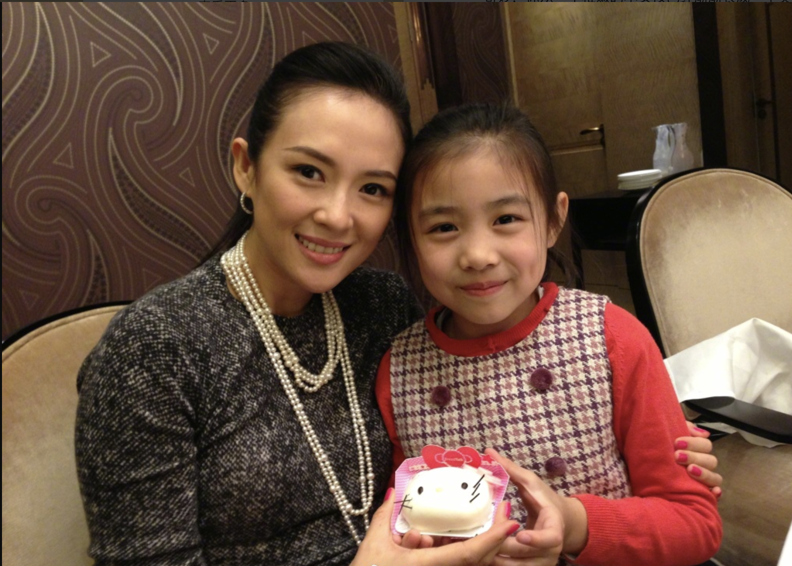 汪峰16岁长女晒高清美照，小苹果穿扮成熟白到发光，颜值超高