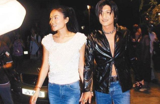 Deliver in syrup! Wang Fei thanks thunderbolt sharp edge the late night will be friendly pull a hand together, netizen: When be together than following Li Yapeng sweet