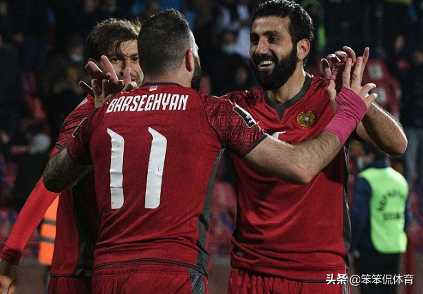 0-2！世预赛大冷，37万人口小国7连败，创74年耻辱纪录
