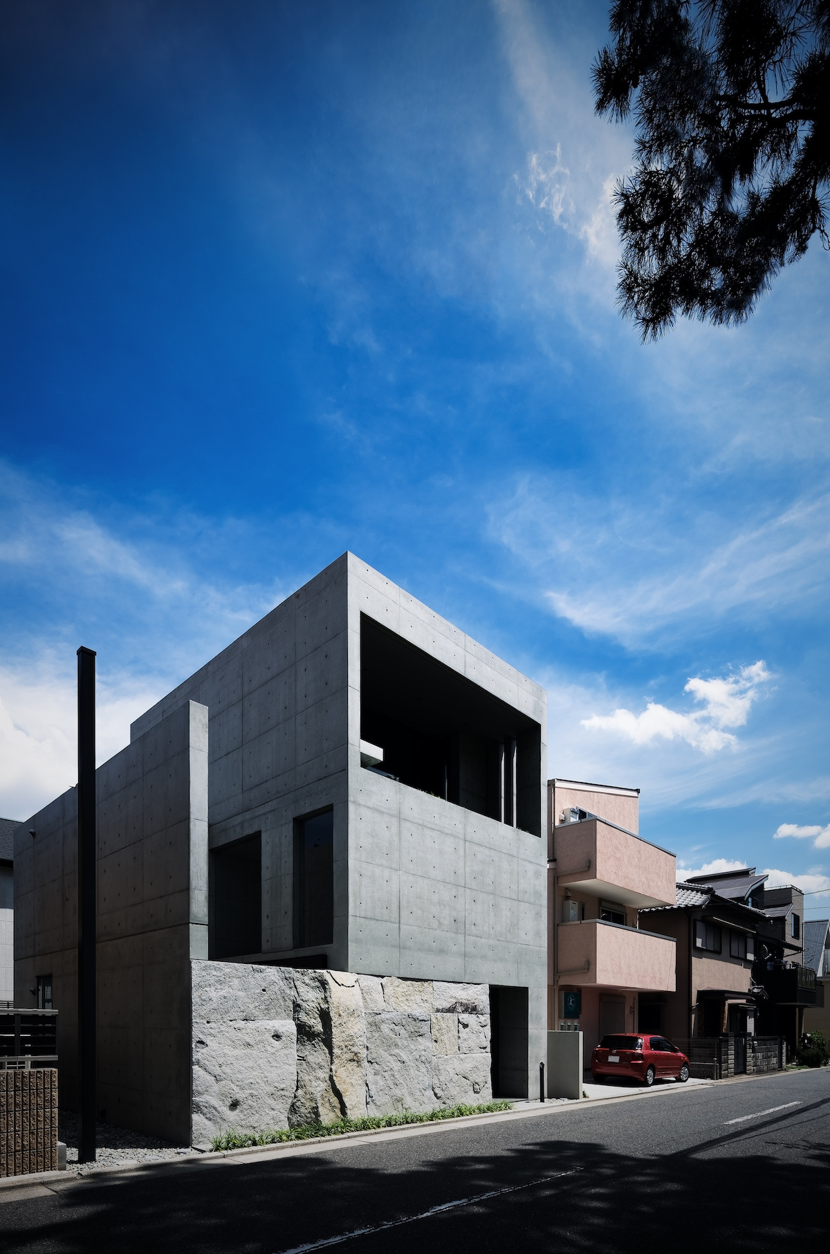 清水混凝土住宅兼作工作室，底层山石水园，顶层全景赏樱