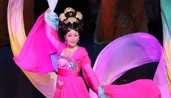 李玉刚终于舍得让妻子亮相,颜值自评,背景强