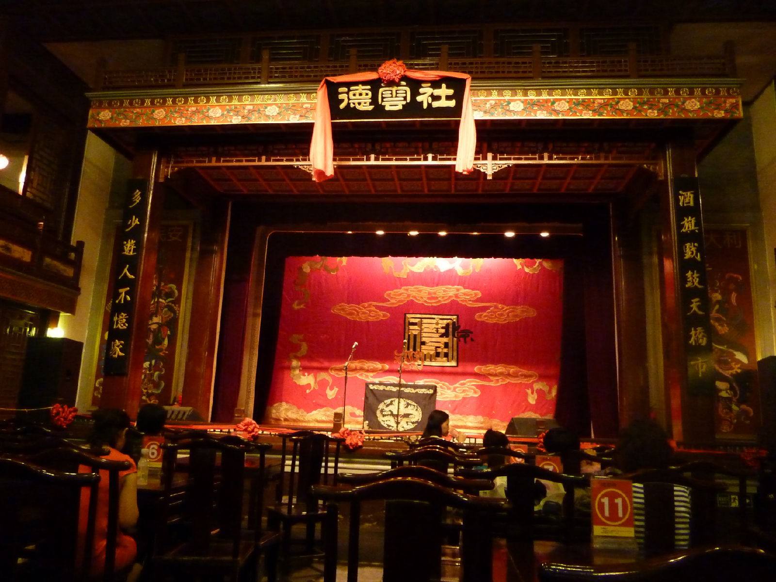 郭德纲把相声带进剧场善莫大焉，但剧场相声也