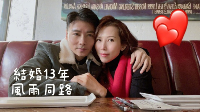 蔡少芬张晋携儿女喂流浪猫，一家五口幸福同框，鱼蛋小奶音超萌