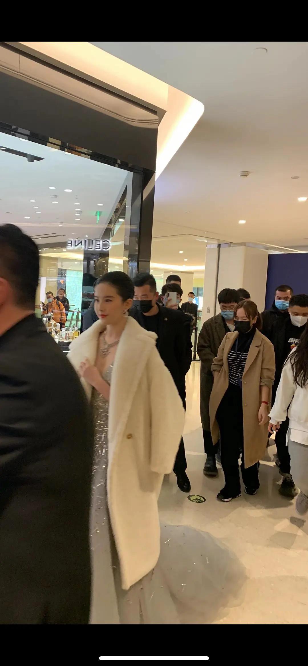 朋友圈的刘亦菲，头骨优越面部饱满流畅，范冰