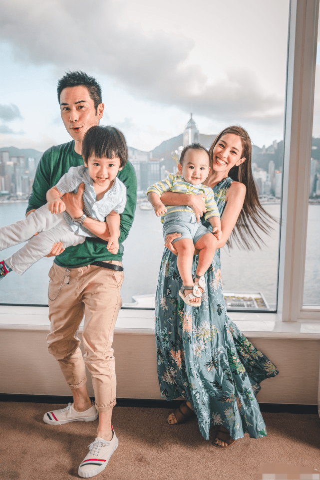 陈凯琳晒亲子时光，郑嘉颖掌镜拍下三代同堂合照，俩儿子颜值超高