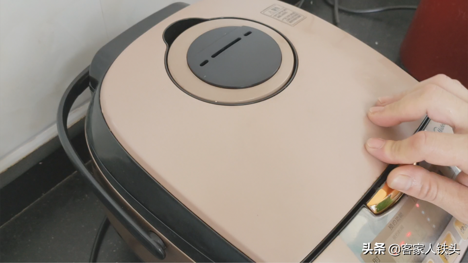 客家人吃鸡真有一套，一整只放电饭锅里，皮香肉滑，好吃到不想停