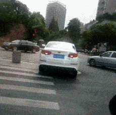 搞笑GIF趣图：泡妞的最佳方式就是要让女生措不及防来不及拒绝