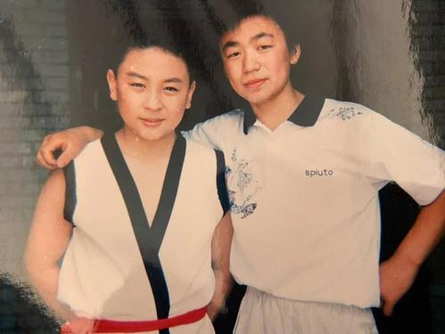 他两岁学武四岁演电影成名，却没赶上功夫片黄金期，成不了李连杰