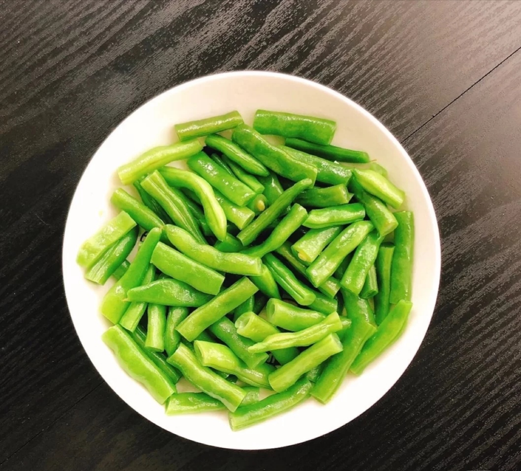 Gourmet home cooking recommendations: Stir-fried tofu with celery and mushrooms, fresh and tender green beans, chili melanin chicken