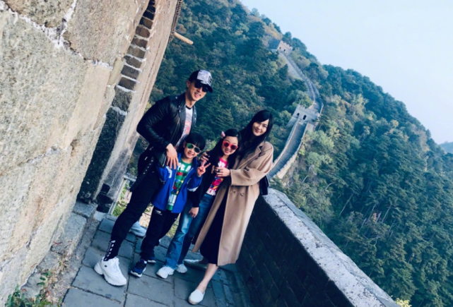 網友機場偶遇吳尊，穿防護​​服難擋帥氣，用購物袋裝行李超接地氣