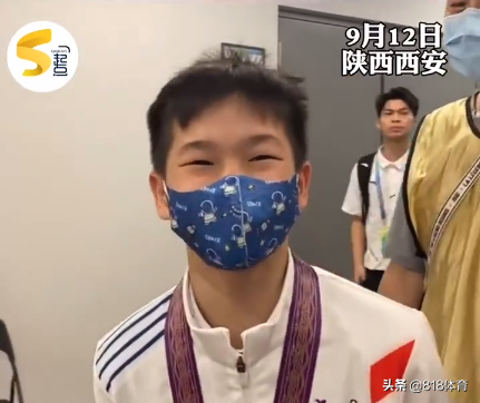 团宠!全红婵戴儿童口罩超萌,记者问:哪个小朋友送的?红姐:我师姐