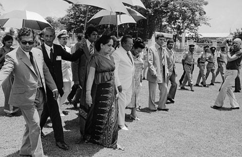 她是世界首位女总理，铁腕执政40年，访华受毛主席亲切接见